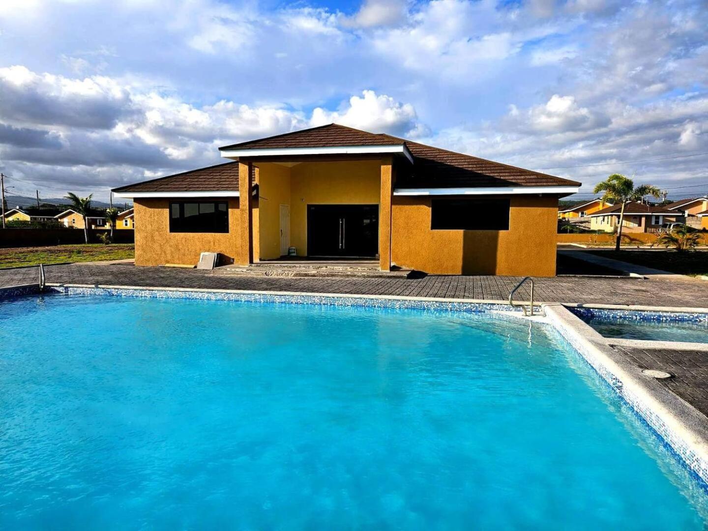 Bellarose At Colbeck ,gated With Pool, Stylishly Modern