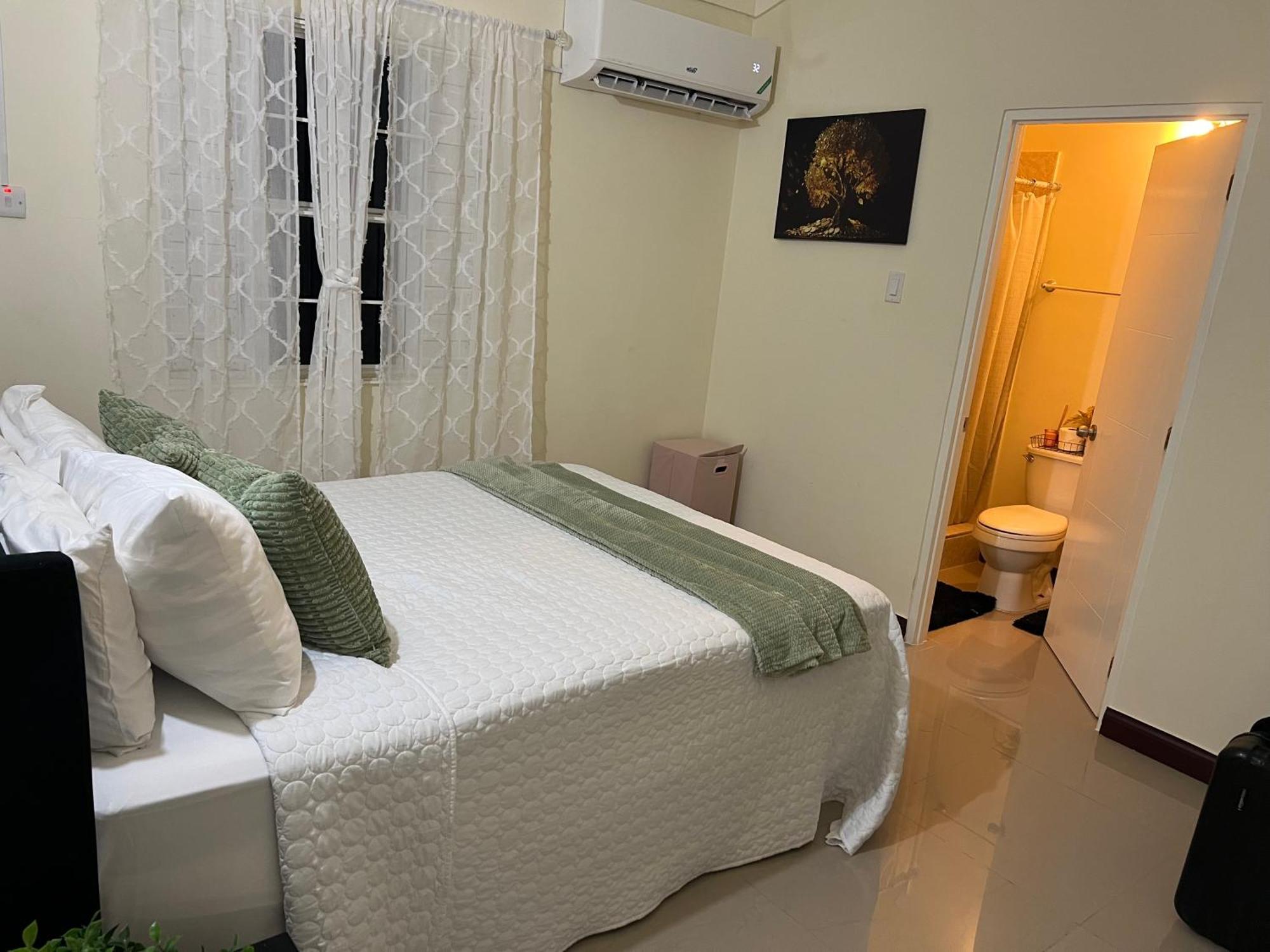 Bellarose At Colbeck ,gated With Pool, Stylishly Modern * Old Harbour