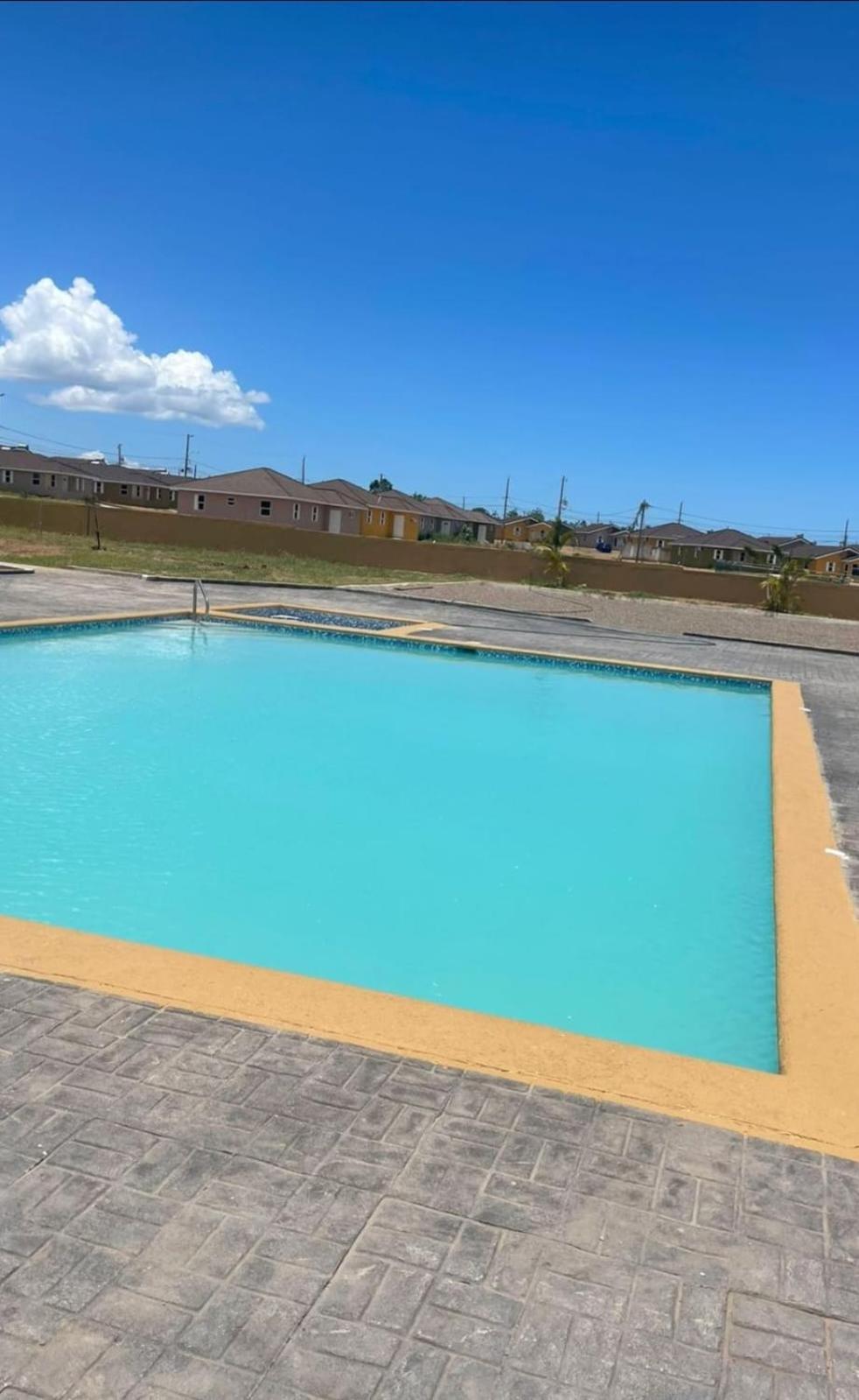Bellarose At Colbeck ,gated With Pool, Stylishly Modern * Old Harbour